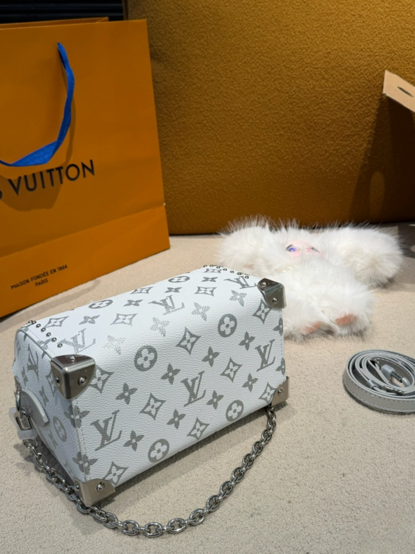 LV Ski Speedy Trunk 20 Monogram Pearly M2A746 LV Ski Speedy Trunk 20 Monogram Pearly M2A746