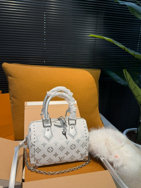 LV Ski Speedy Trunk 20 Monogram Pearly M2A746 LV Ski Speedy Trunk 20 Monogram Pearly M2A746
